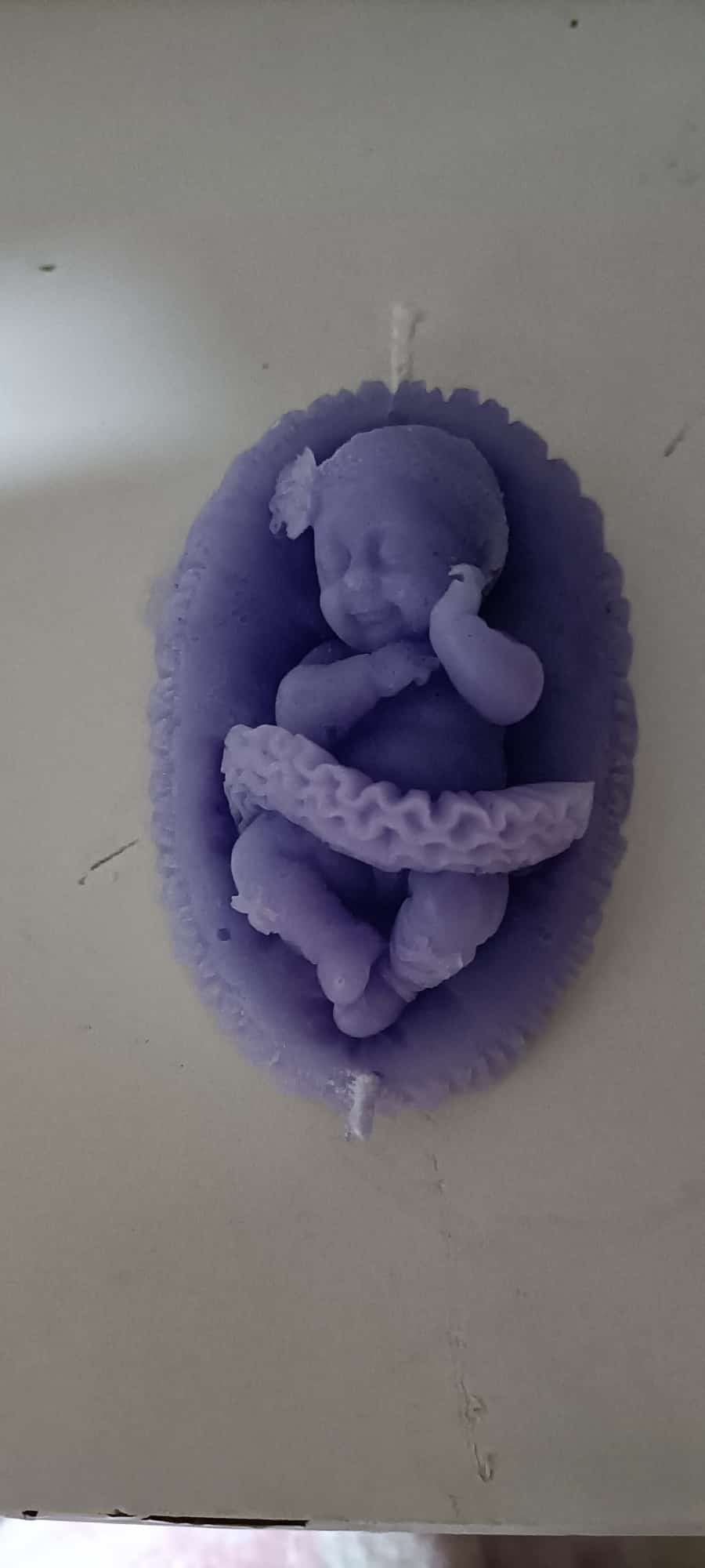 UNA BEBE NIÑA EN SU CUNA