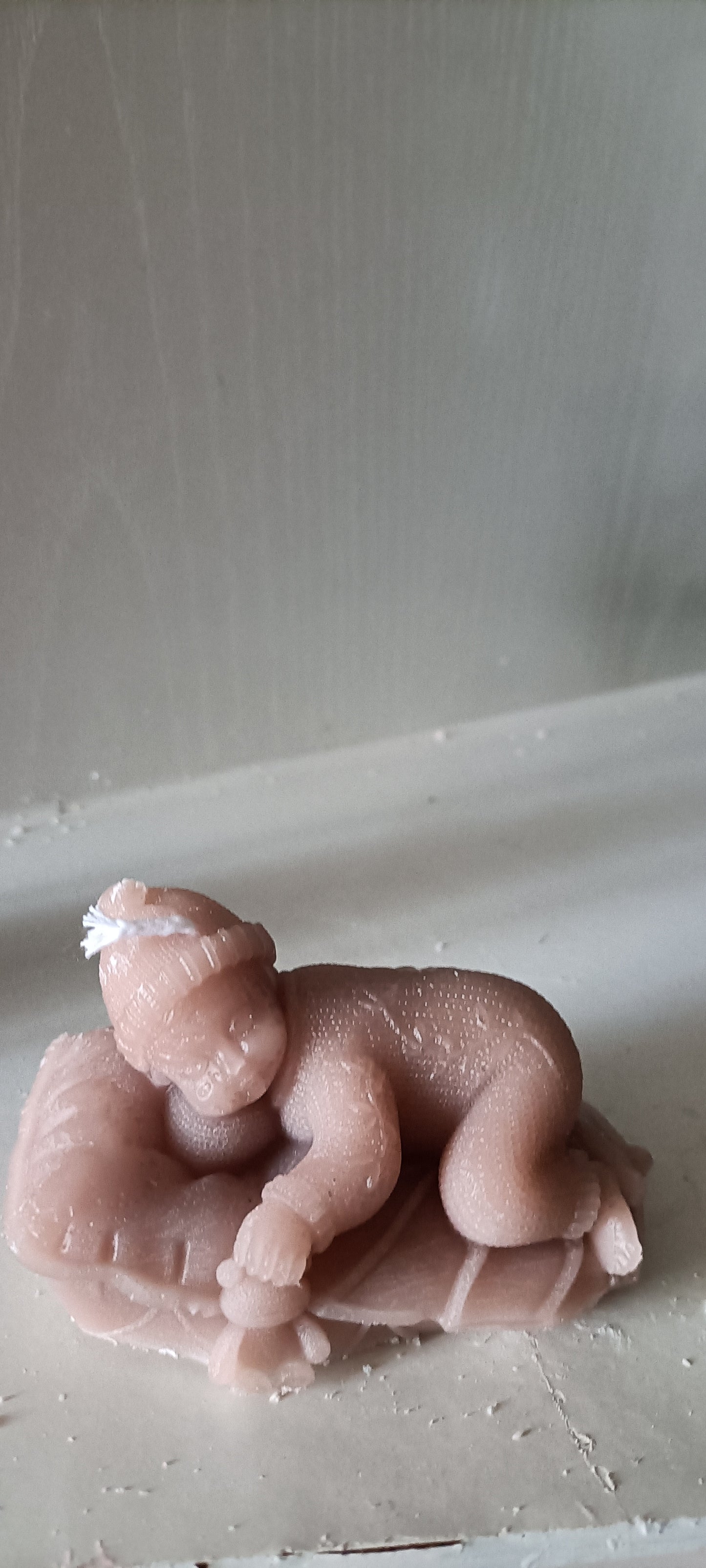 UN BEBE  NIÑO EN SU  CUNITA